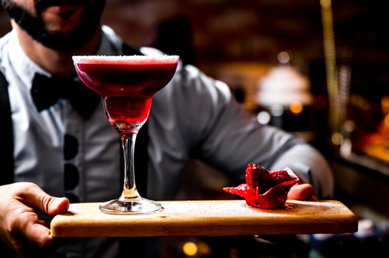 Barman na wesele w Krakowie – ile naprawdę kosztuje profesjonalny drink bar i dlaczego goście go uwielbiają?