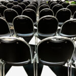 Jak zorganizować konferencję firmową krok po kroku? Kompleksowy poradnik
