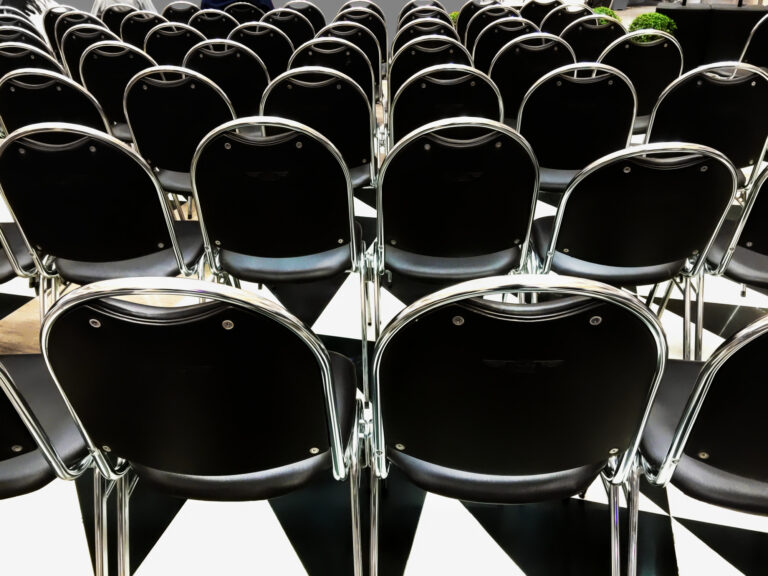 Jak zorganizować konferencję firmową krok po kroku? Kompleksowy poradnik