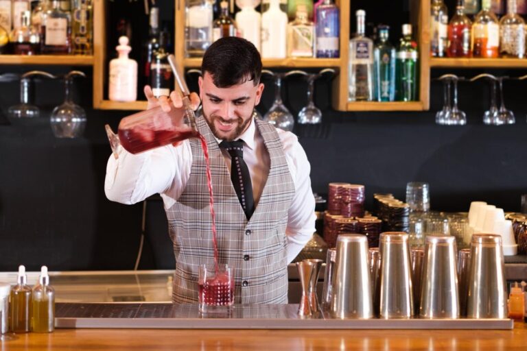Barman na imprezę firmową – jak wybrać profesjonalną obsługę?